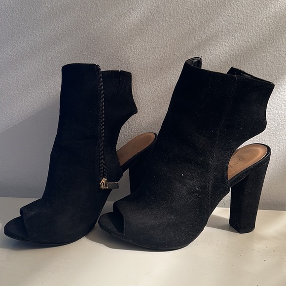 Black Bootie Heel - Picture 4 of 6
